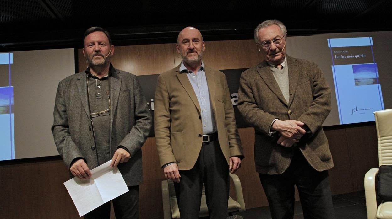 Juan Lamillar, Antonio Cáceres y Jacobo Cortines, este lunes en la Fundación Cajasol