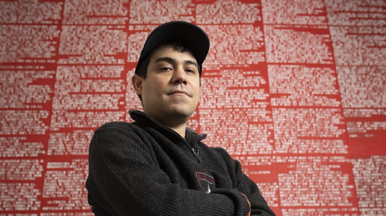 El artista Hamlet Lavastida, este martes en ARCO delante de su obra