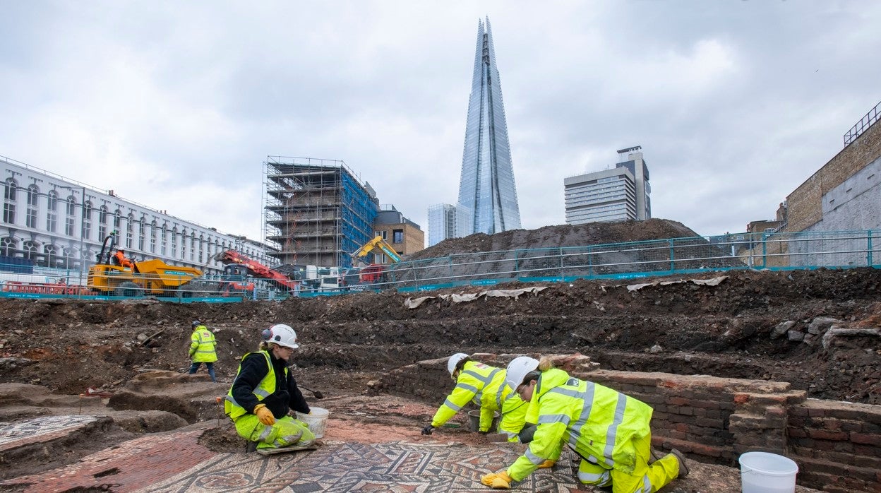 Desentierran el mosaico romano más grande encontrado en Londres en cincuenta años
