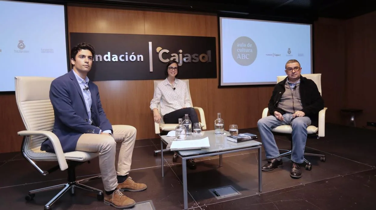Luis Ybarra Ramírez, Inés Martín Rodrigo y Francisco Robles, en el Aula de Cultura de ABC