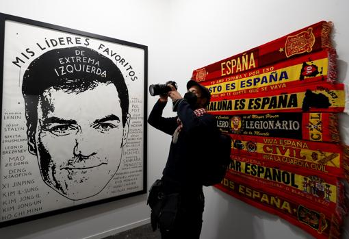 Obra del finlandés Riiko Sakkinnen sobre Pedro Sánchez y bufandas con la bandera española