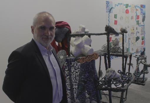 El galerista Jorge López junto a las obras que representa en la feria