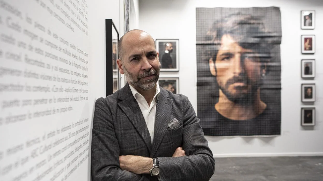 El artista Germán Gómez posando en el estand de ABC Cultural