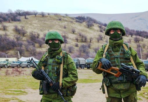 Soldados rusos sin identificación en la Perevalne, Crimea, en marzo de 2014. Shutterstock / photo.ua