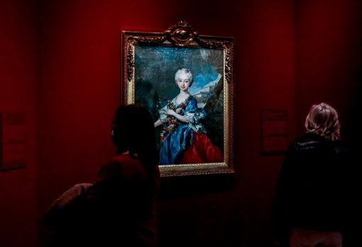 Dos mujeres observan un retrato de la muestra 'El gusto francés'