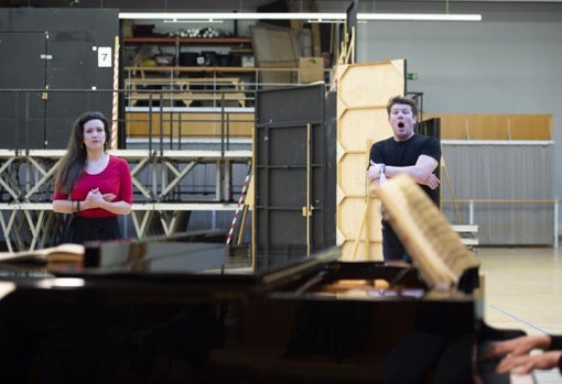 Pelléas (Stanislas de Barbeyrac) y Mélisande (Julie Fuchs) aprenden a mirarse, a besarse, a abrazarse, mientras canturrean sus respectivas partes