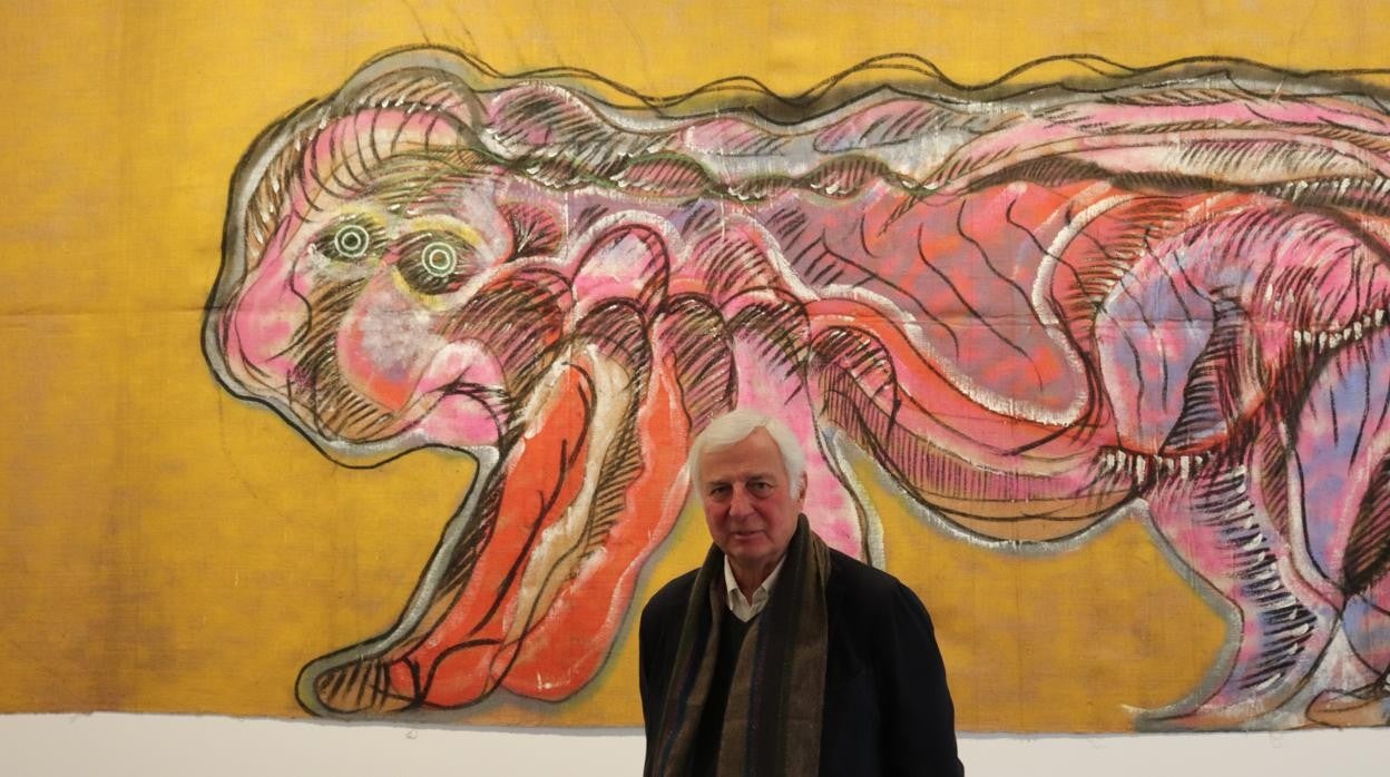 Giorgio Persano posando con la obra pictórica de Marco Bagnoli en su ultima exposición