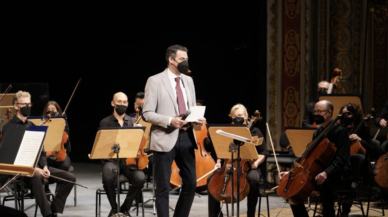 Pedro Vázquez Marín antes de leer su discurso por la paz