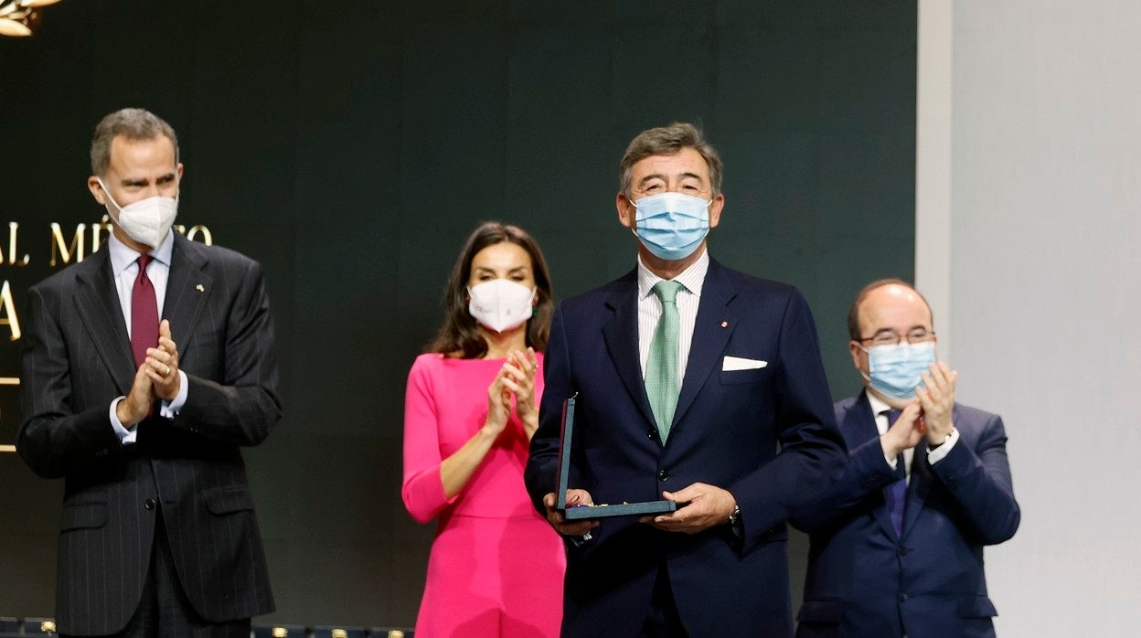 El Teniente de Hermano Mayor de la Real Maestranza de Sevilla, Santiago de León y Domecq, recibe la Medalla de Oro de las Bellas Artes de manos de Don Felipe y Doña Letizia, en presencia del ministro Iceta