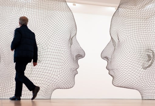 El artista español pasa ante 'Julia' y 'Lou'