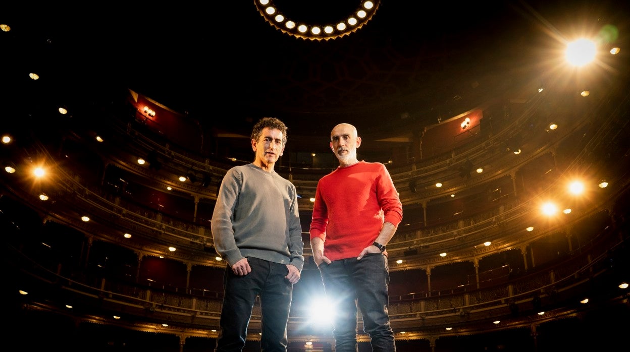 Juan Mayorga y Alfredo Sanzol, en el escenario del Teatro María Guerrero