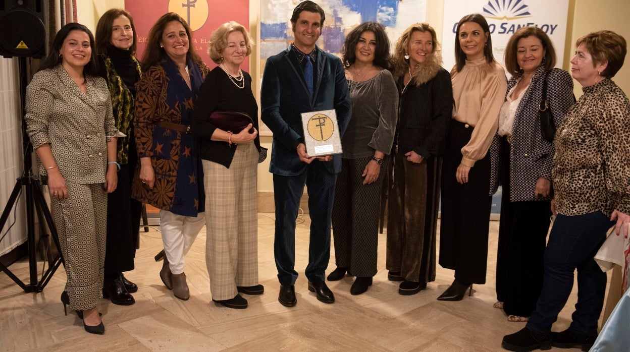 El torero de la ribera del Guadalquivir, junto con las mujeres de la tertulia taurina