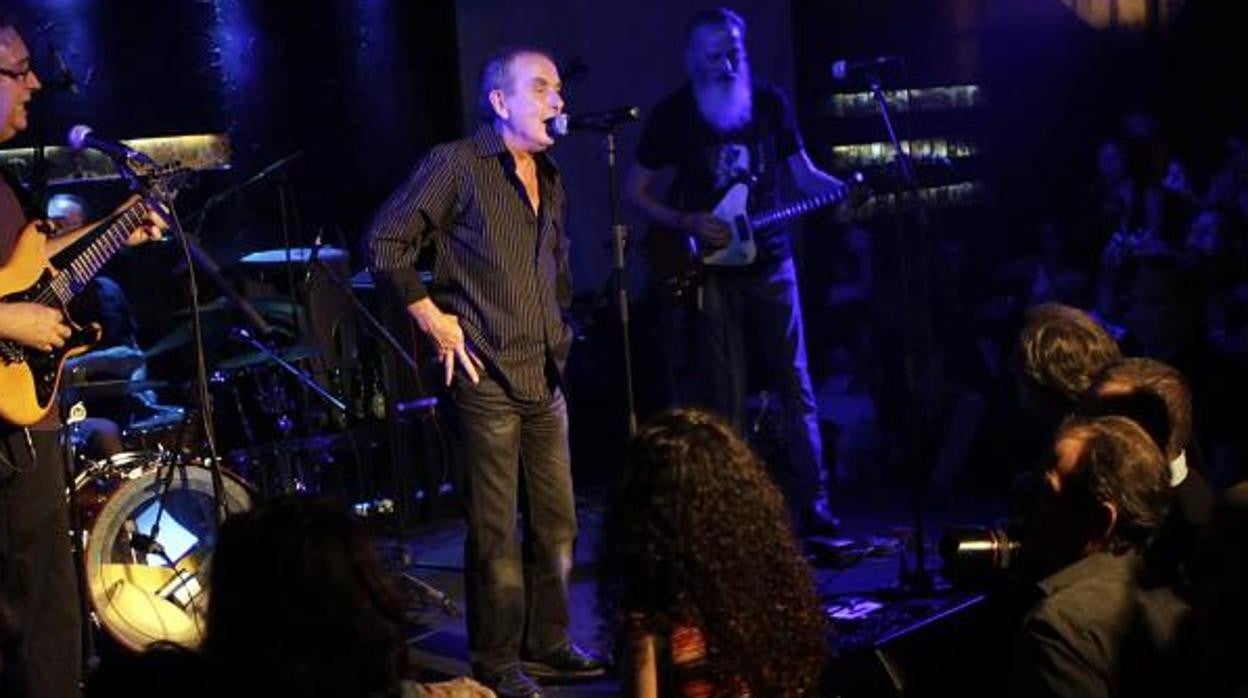 Manuel Luzbel, en el centro, durante el concierto homenaje a Silvio en 2011 en la Sala Malandar