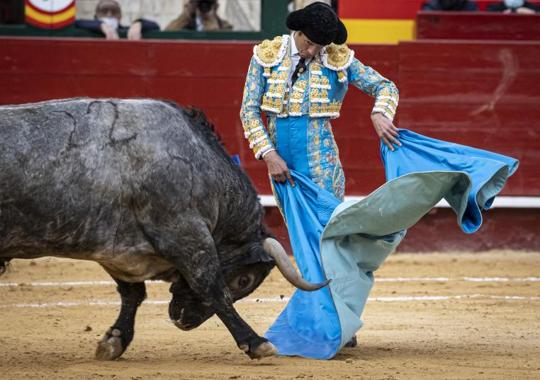 Antonio Ferrera sorprendió con un capote azul