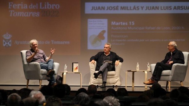 Un diálogo fluido entre Juan José Millás y Juan Luis Arsuaga abre la Feria del Libro de Tomares