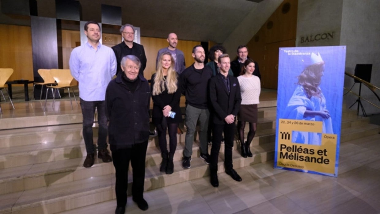 El equipo artístico de esta producción este miércoles en el Teatro de la Maestranza