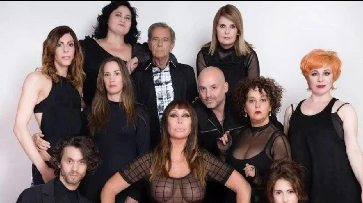 Moria Casán (en el centro) con el equipo y el elenco de 'Julio César'
