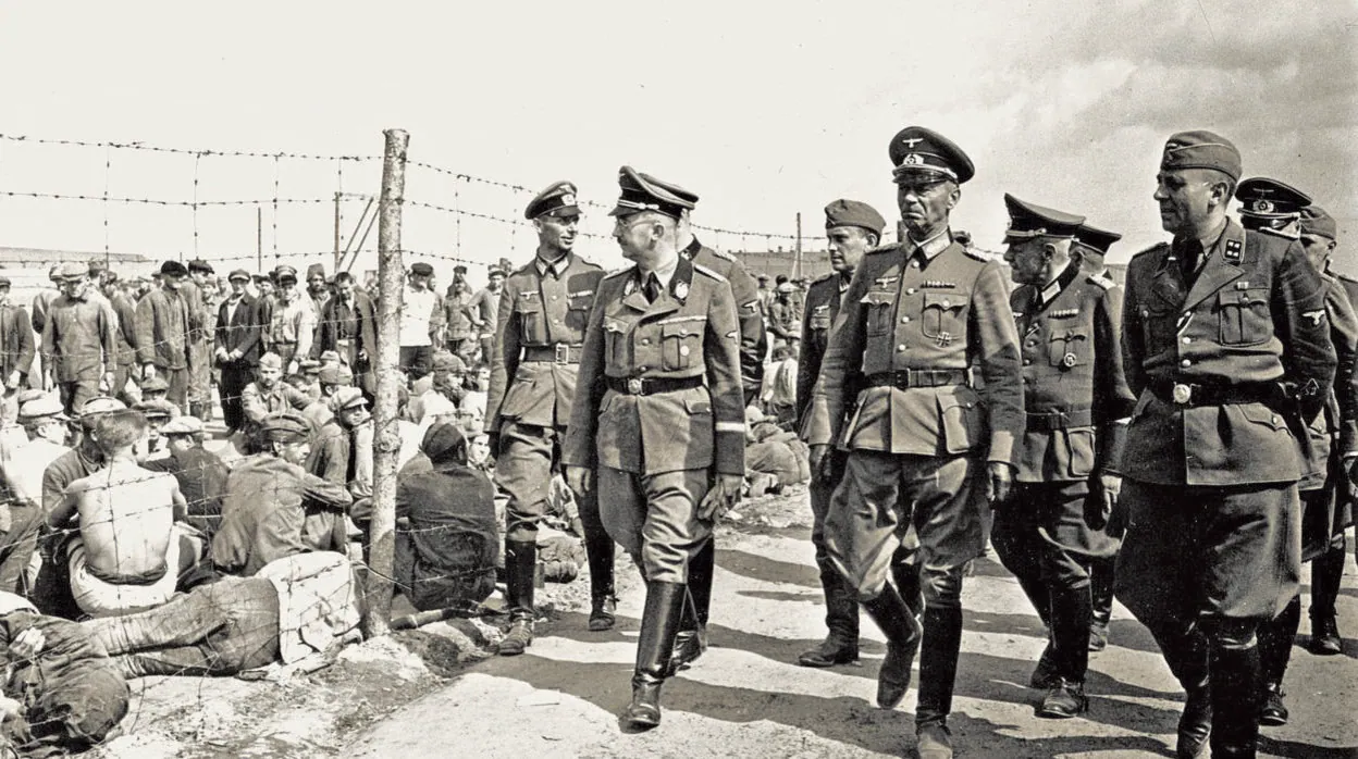 Himmler visita un campo de concentración a su cargo