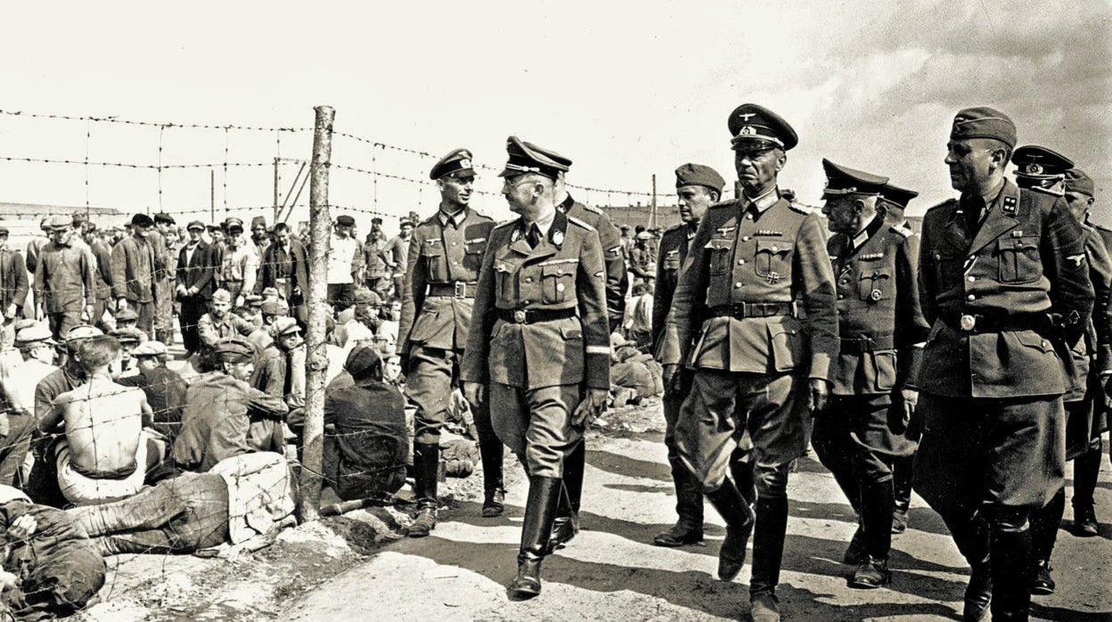 Himmler visita un campo de concentración a su cargo