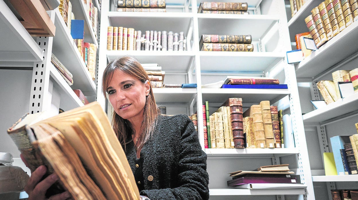 La autora del reporttaje en el interior de la cámara de seguridad de la Real Academia Española