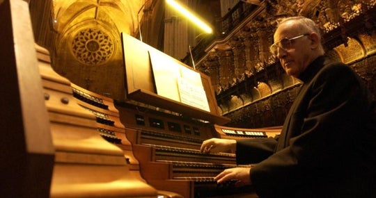 El padre Ayarra tocando el órgano de la Catedral de Sevilla en 2009