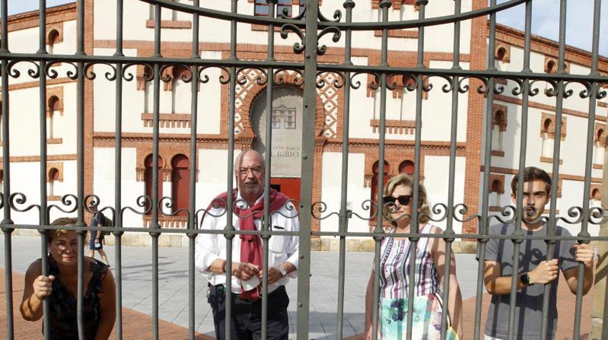 Aficionados , tras las rejas en la plaza de toros de Gijón