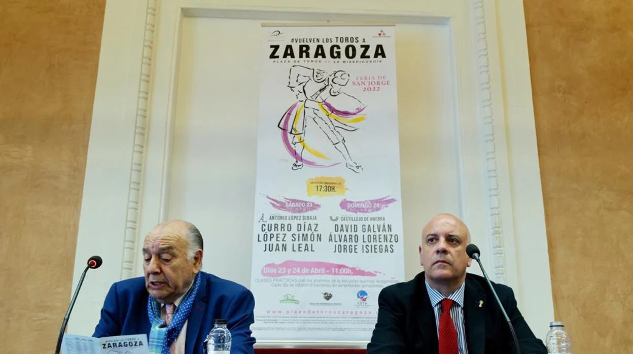 Carlos Zúñiga, junto a Fernando Polo, lee las combinaciones durante la presentación del cartel