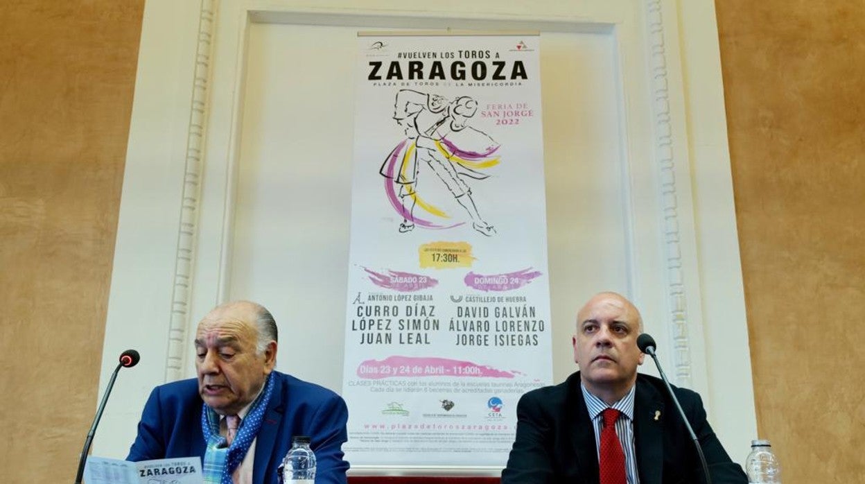 Carlos Zúñiga, junto a Fernando Polo, lee las combinaciones durante la presentación del cartel