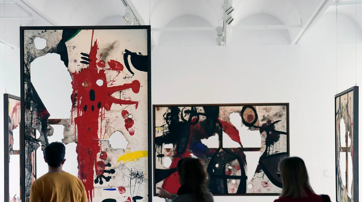 Varios visitantes observan las 'telas quemadas' de Miró