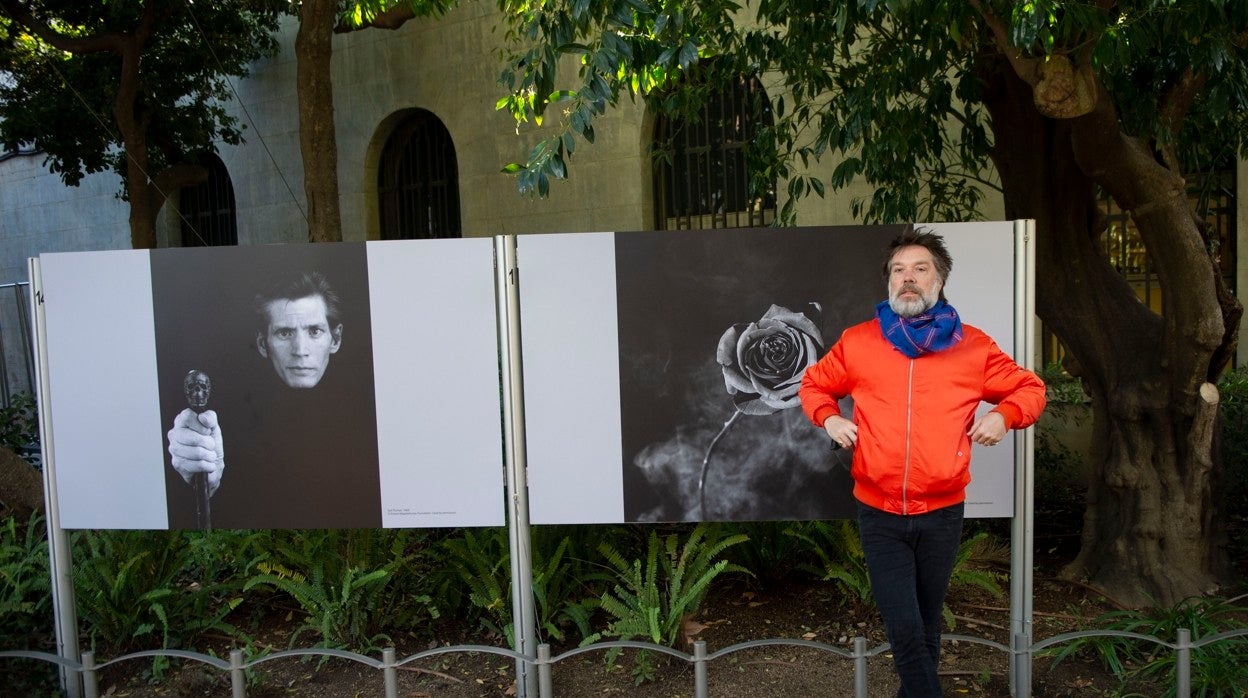 Rufus Wainwright posa en Barcelona junto a dos fotos de Robert Mapplethorpe