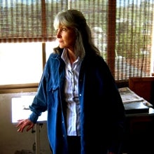 Oksana Linde, la pionera olvidada de la electrónica latinoamericana lanza su primer disco a los 74 años