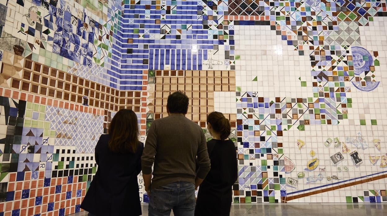 Dos personas observan parte de las propuestas de 'Medir tierra'