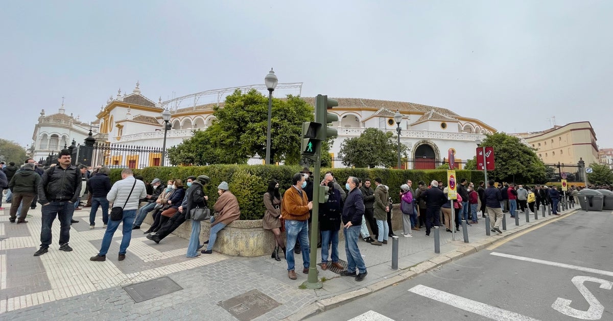 La cola de aficionados rodeaba el coso de la Real Maestranza