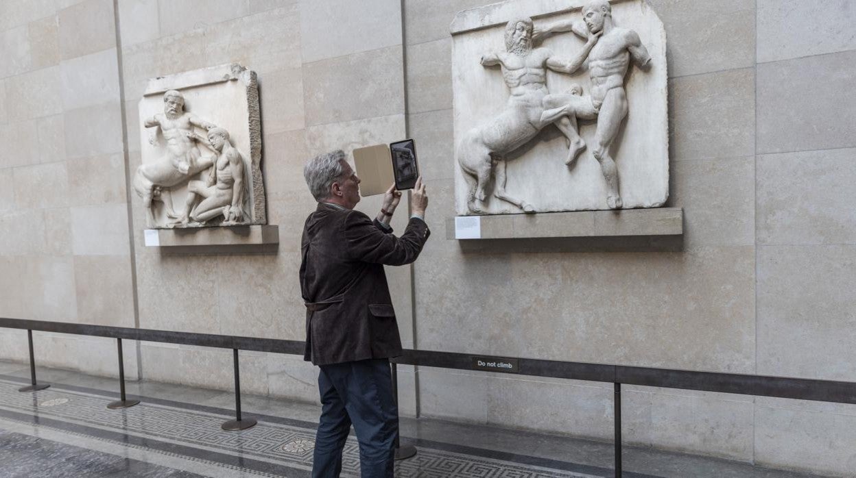 Roger Michael, director del IDA, en el momento en el que, con una aplicación y una tableta, logró el escaneo de los relieves de la centauromaquia