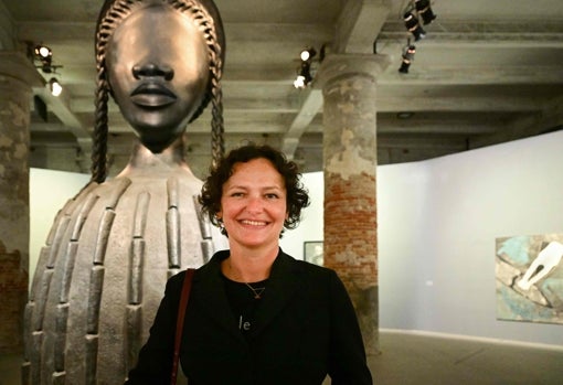 Cecilia Alemani, comisaria de la exposición central de la Bienal, 'The Milk of Dreams', ayer en el Arsenale
