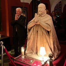 Karl Khevenhüller junto a la estatua de su antepasado