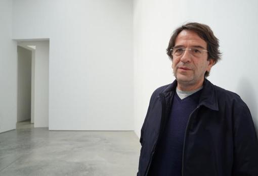 Ignasi Aballí, en el pabellón de España, donde muestra su proyecto 'Corrección'