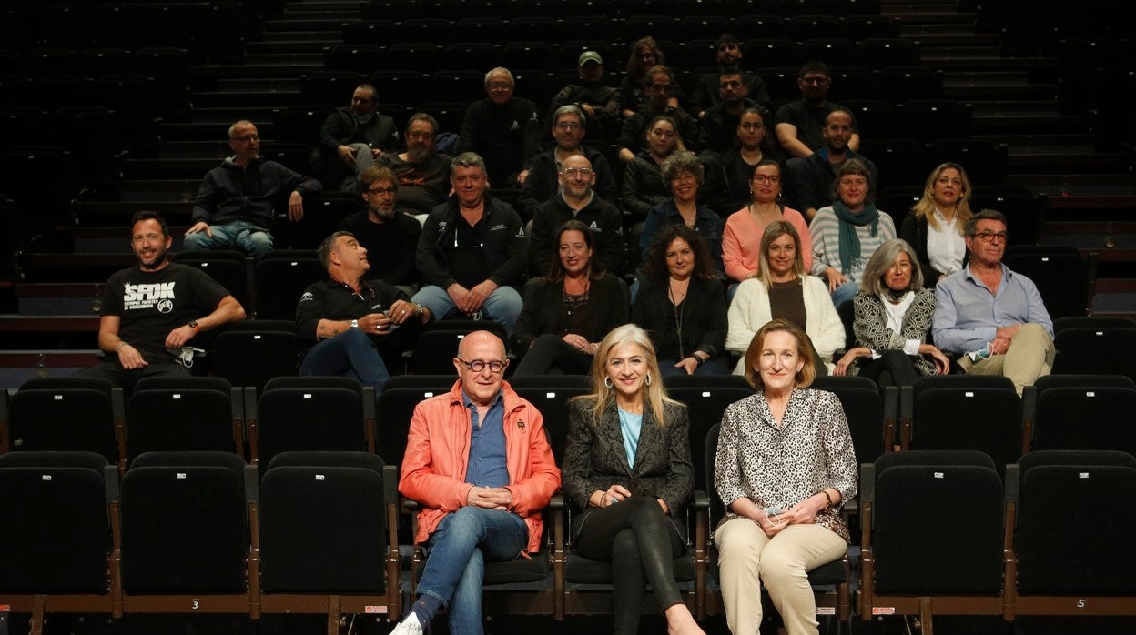 Manuel Llanes, Patricia del Pozo y Mar Sánchez Estrella con trabajadores del Teatro Central