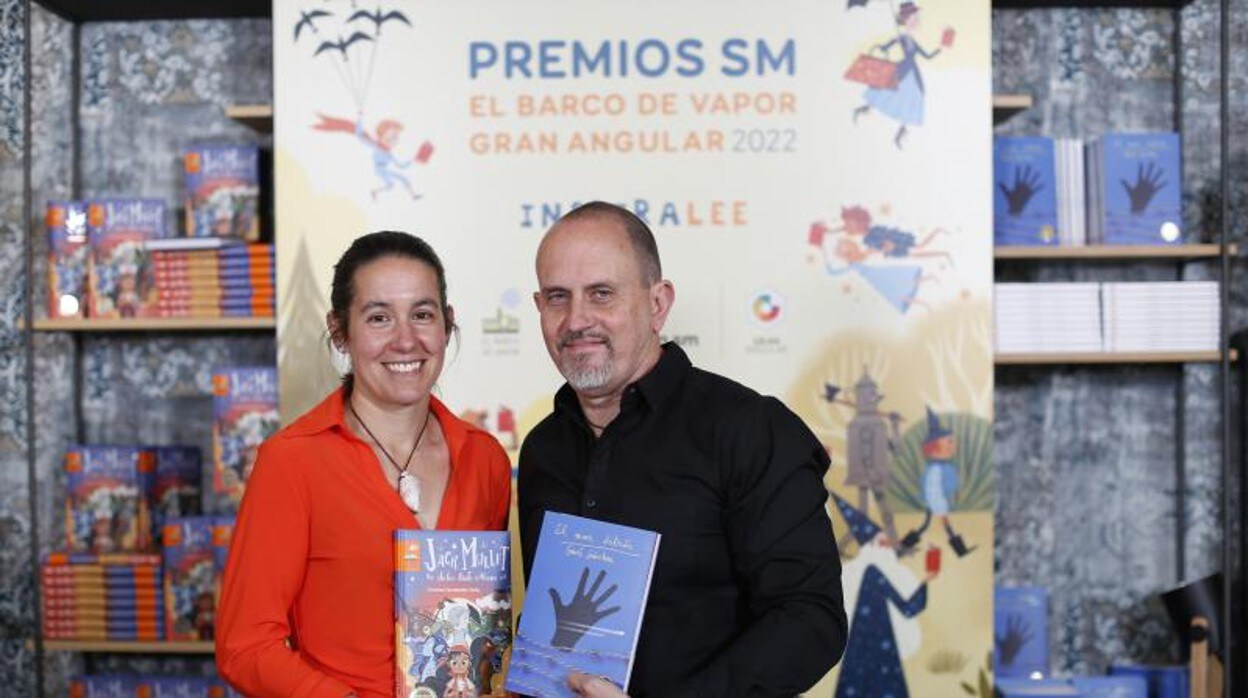 Los escritores Cristina Fernández Valls y Ginés Sánchez Muñoz posan con los libros premiados