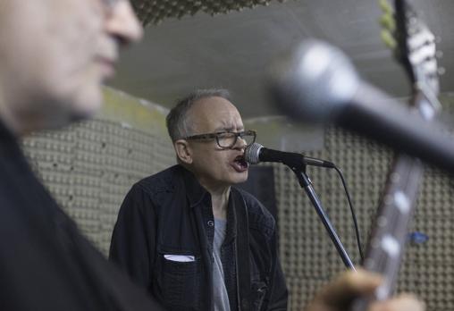 Julián Hernández, con Miguel Costas (derecha) durante el ensayo de Siniestro Total al que asistió ABC antes de los conciertos de despedida en Madrid