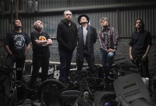 Siniestro Total, en el local de ensayo, ubicado en el sotano de un taller de motos en el barrio Lavaderos de Vigo