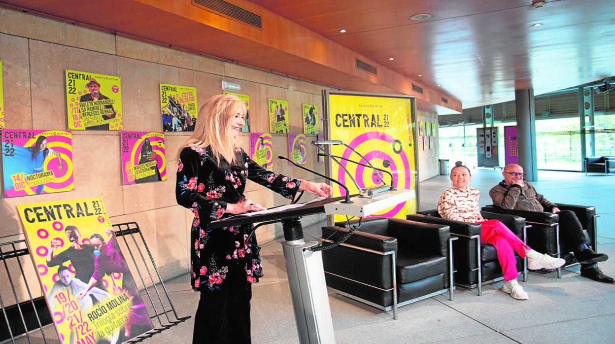 La consejera de Cultura, Patricia del Pozo; la bailaora Rocío Molina y el director del teatro, Manuel Llanes.