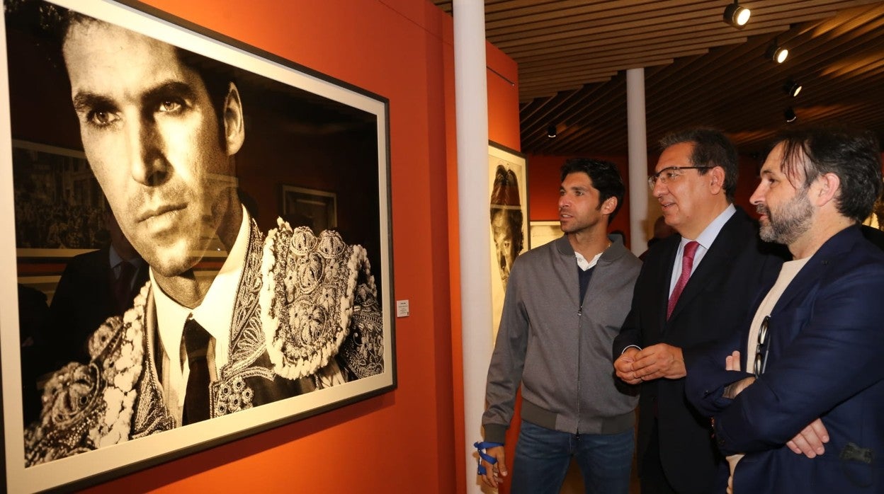 Joserra Lozano, Antonio Pulido y Cayetano Rivera mirando una foto de este último