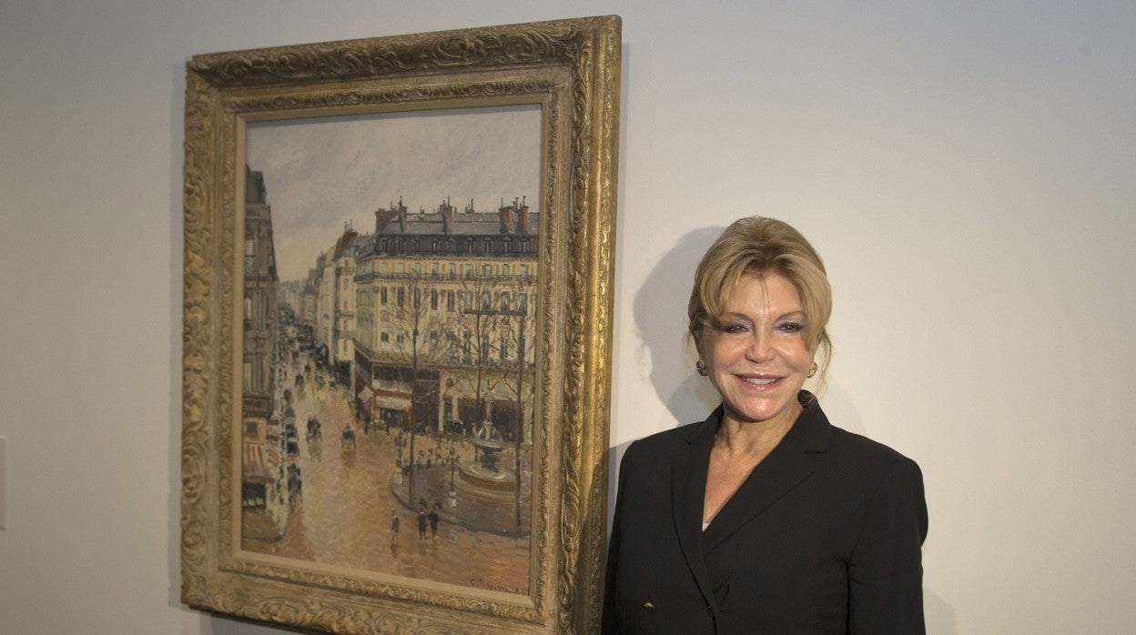 Carmen Thyssen, junto al disputado cuadro de Pissarro