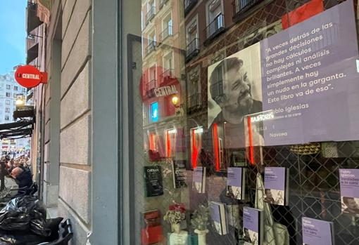 El escaparate de la librería La Central, en Callao (Madrid) copado por el libro de Pablo Iglesias 'Verdades a la cara'