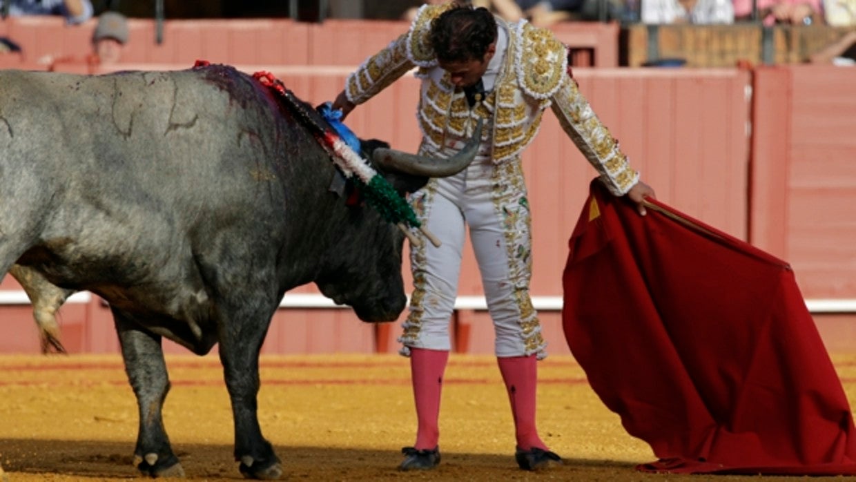 Antonio Ferrera, ante el tercer toro de Victorino Martín