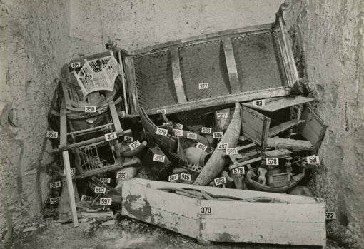 Harry Burton. Ajuar funerario de la tumba de Tutankamón con las piezas numeradas