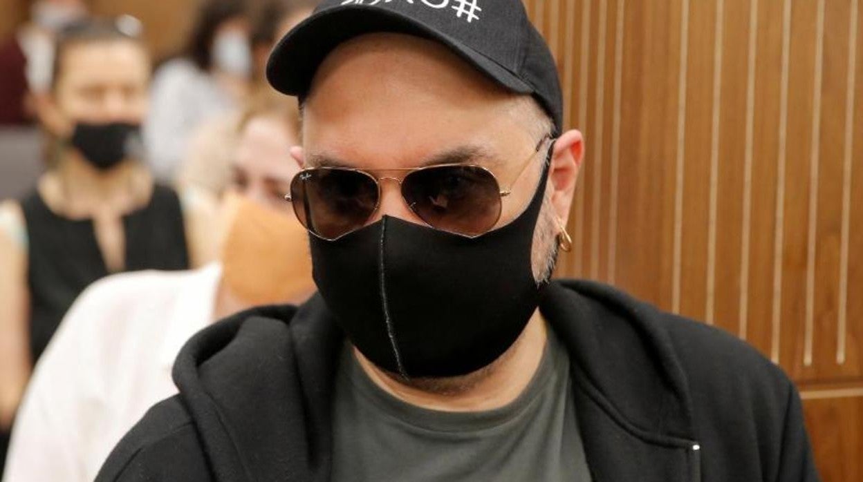 El director de cine y teatro ruso Kirill Serebrennikov antes de una audiencia judicial en Moscú por sospecha de malversación de fondos estatales