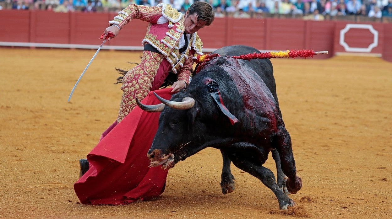 El Juli, en un trincherazo al cuarto de la corrida