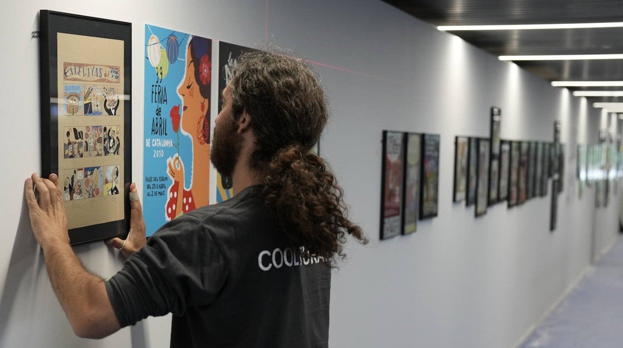 Un operario trabaja en la exposición dedicada a Miguel Gallardo